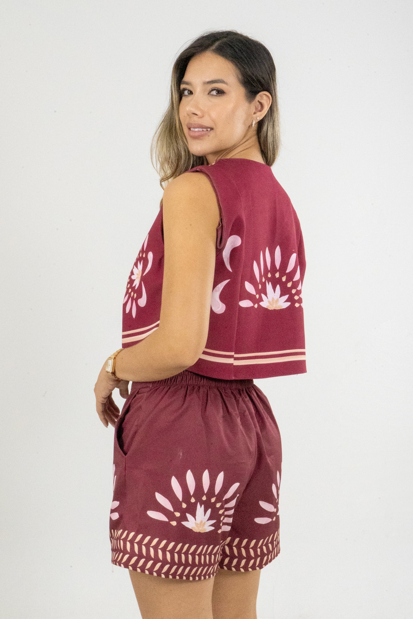 SHORT FIORE SOLNACIENTE - COLOR VINO TINTO