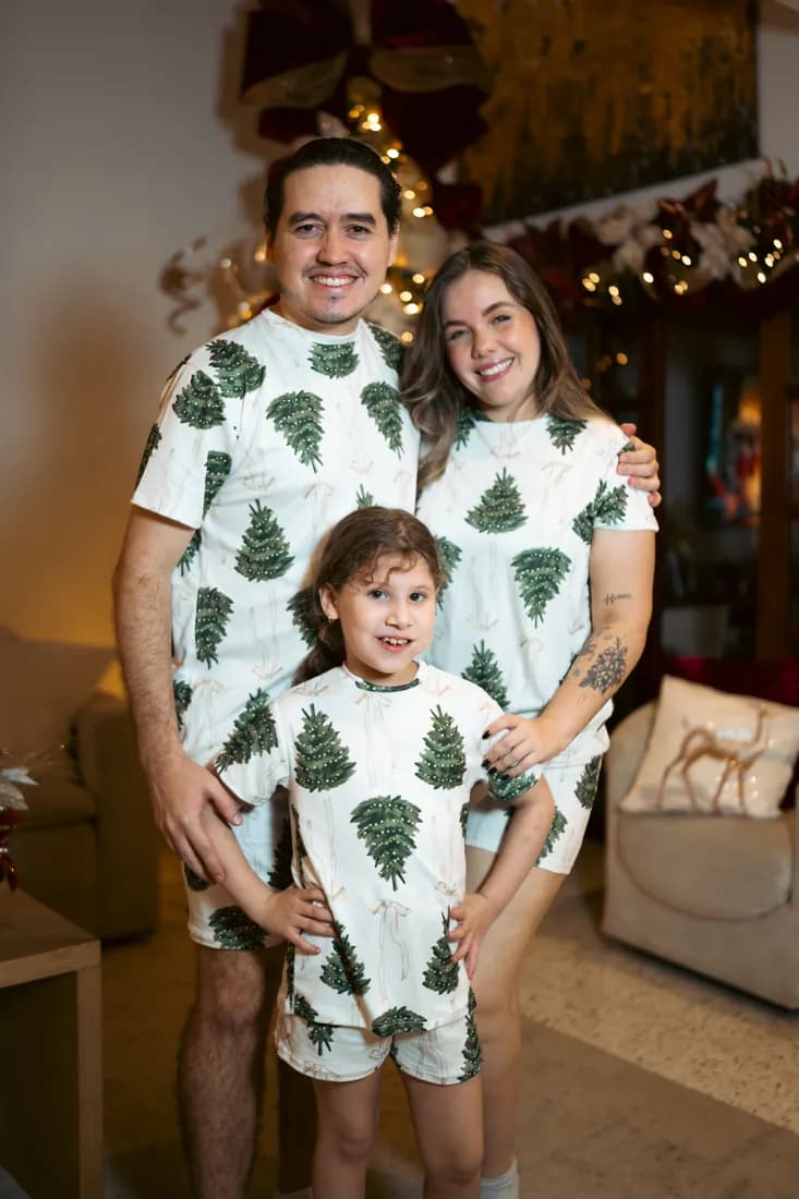 Familia con la pijama Entre Pinos