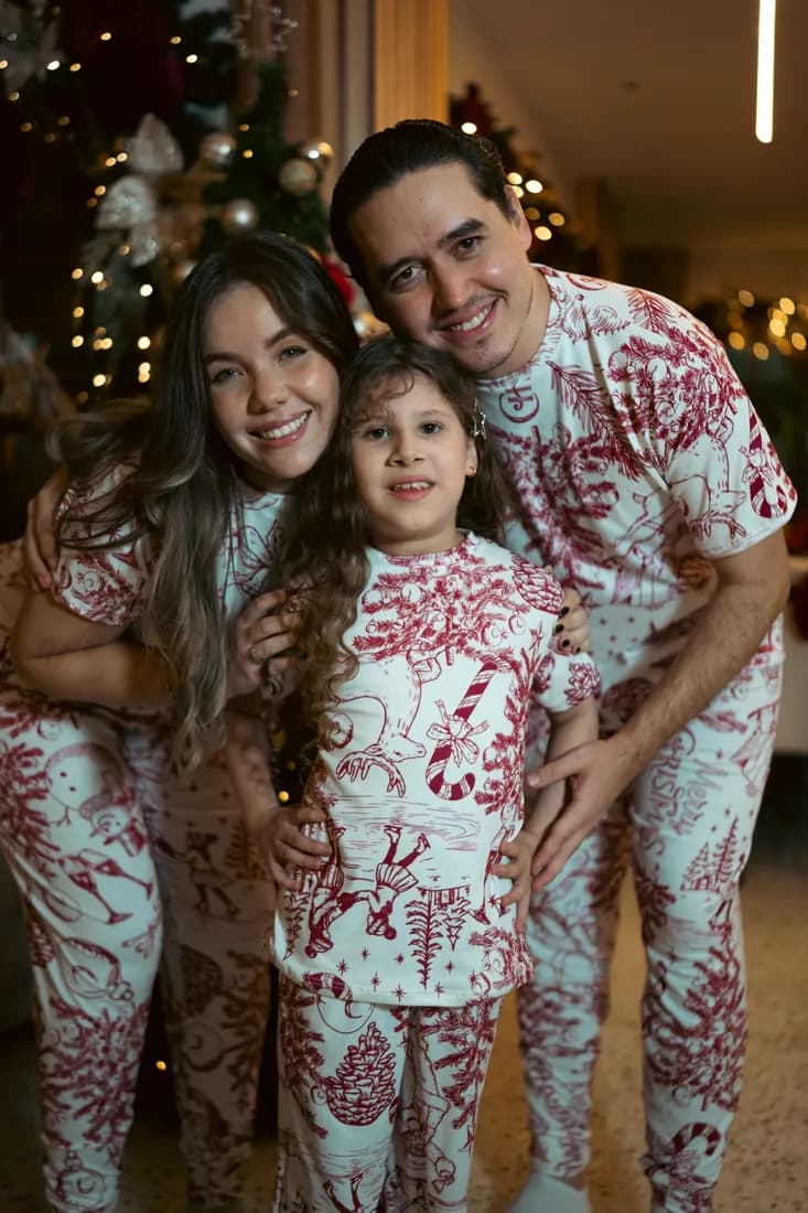 Familia con la pijama Navidad Roja