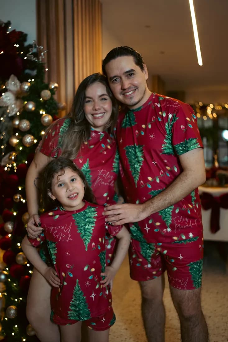 Familia con la pijama Pinos y Luces