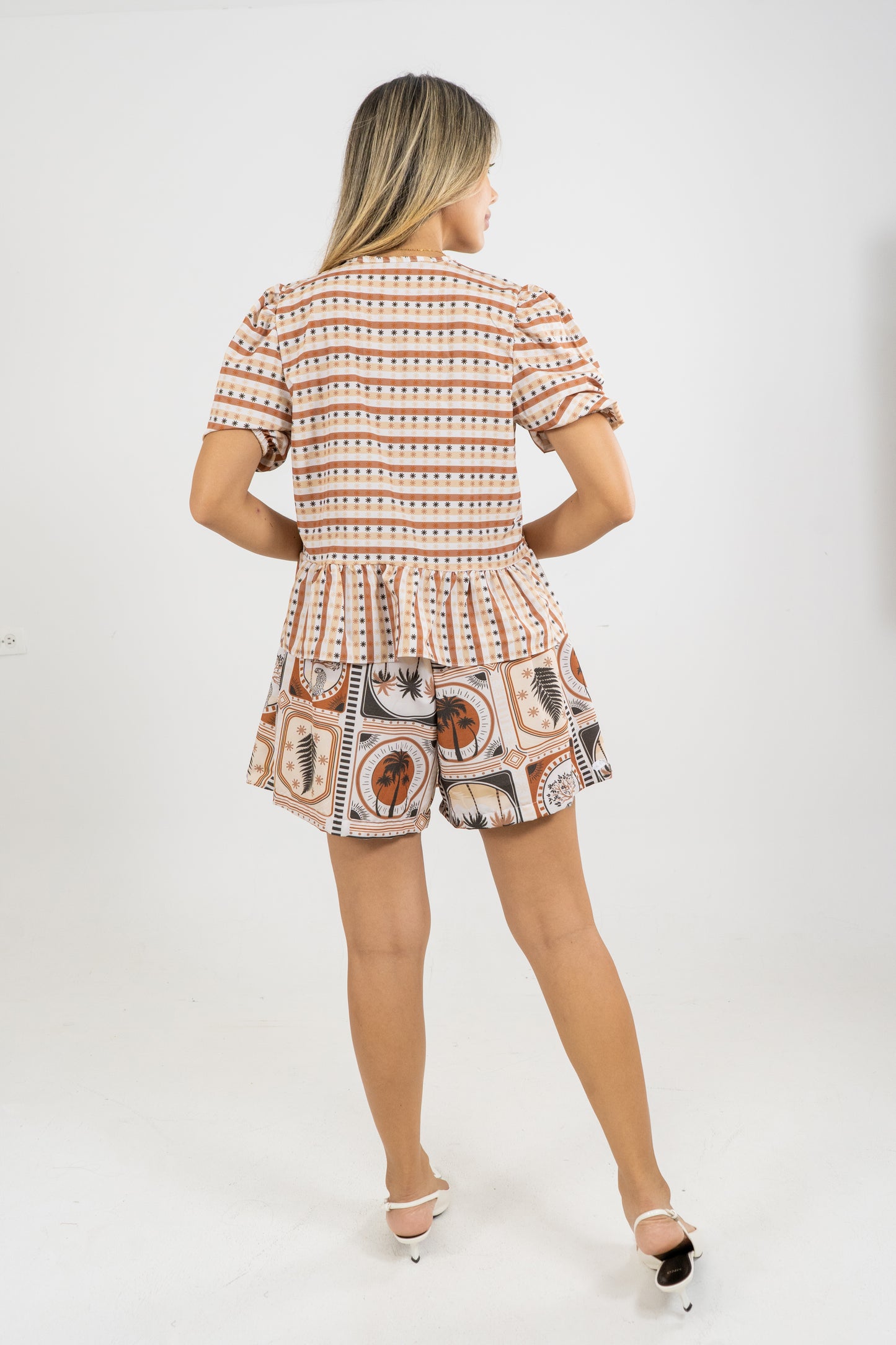 FALDA SHORT ESTAMPA VIVA - COLOR MARRON