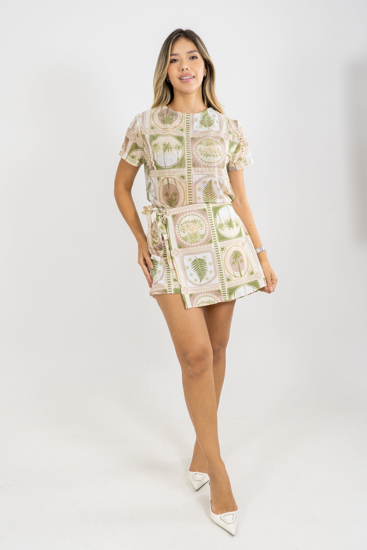 FALDA SHORT ESTAMPA VIVA - COLOR VERDE