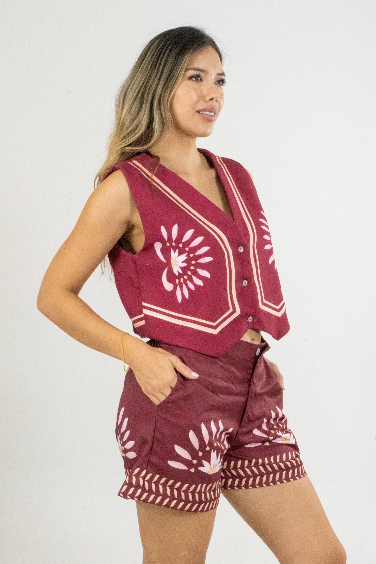 SHORT FIORE SOLNACIENTE  - COLOR VINO TINTO